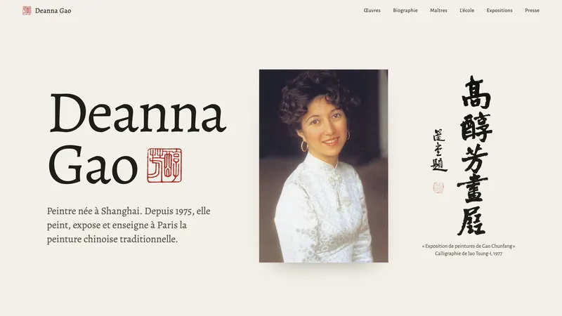 Page d'accueil de Deanna Gao : son nom en grande typographie, un portrait et une calligraphie verticale sur fond clair.
